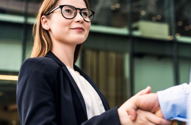 Czy kobiety zawsze mają pierwszeństwo? Zasady precedencji