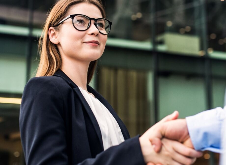 Czy kobiety zawsze mają pierwszeństwo? Zasady precedencji