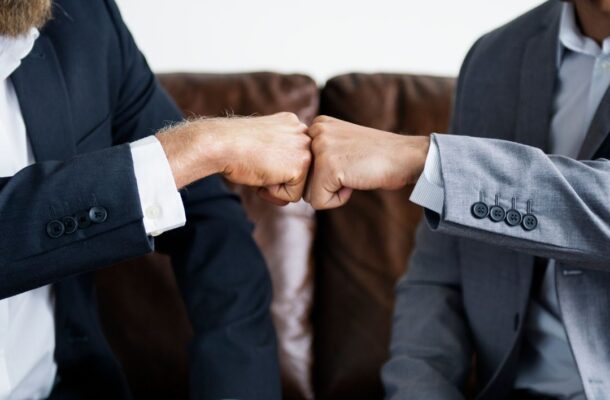 Etykieta towarzyska i biznesowa. Jak należy się witać?