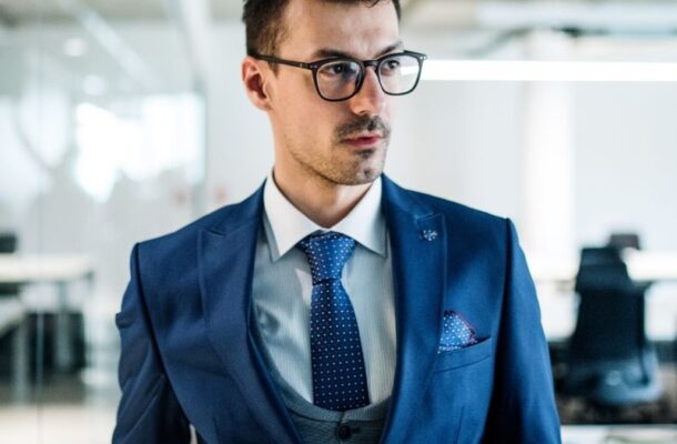 Krój, mankiety, kołnierzyk. Zasady doboru koszuli biznesowej