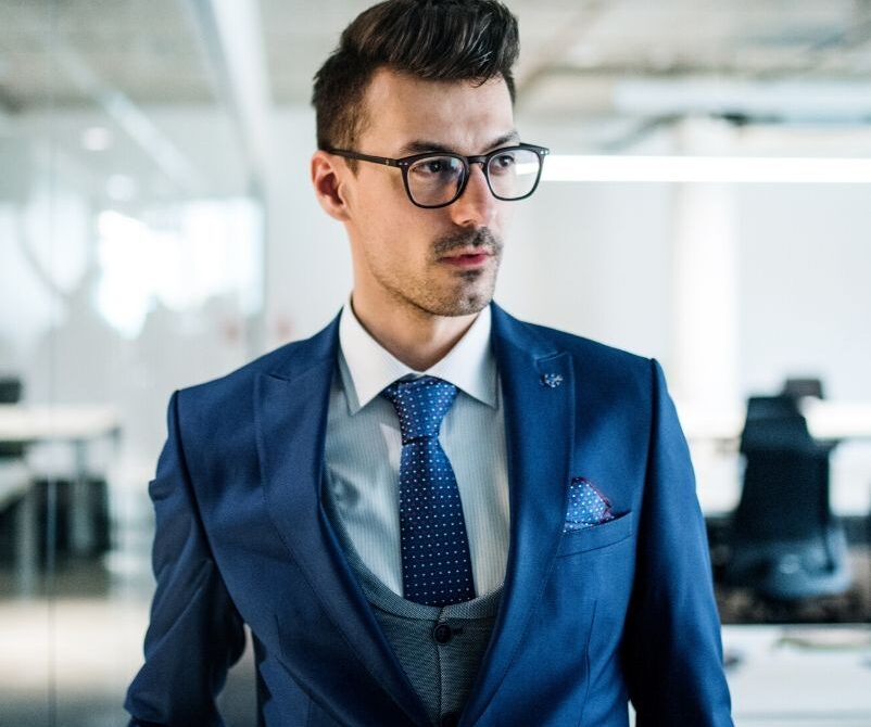 Krój, mankiety, kołnierzyk. Zasady doboru koszuli biznesowej