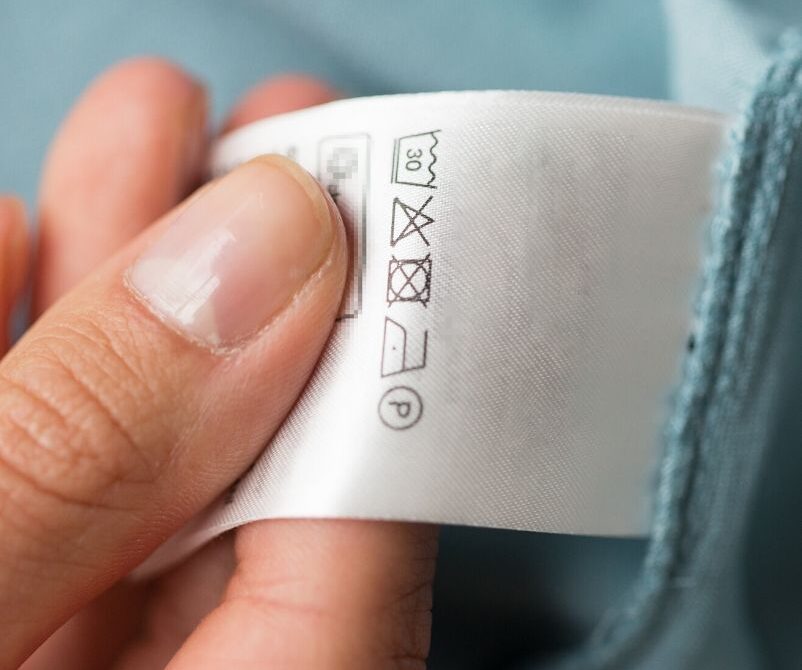 Jak dbać o koszule biznesowe? Zasady prania i prasowania