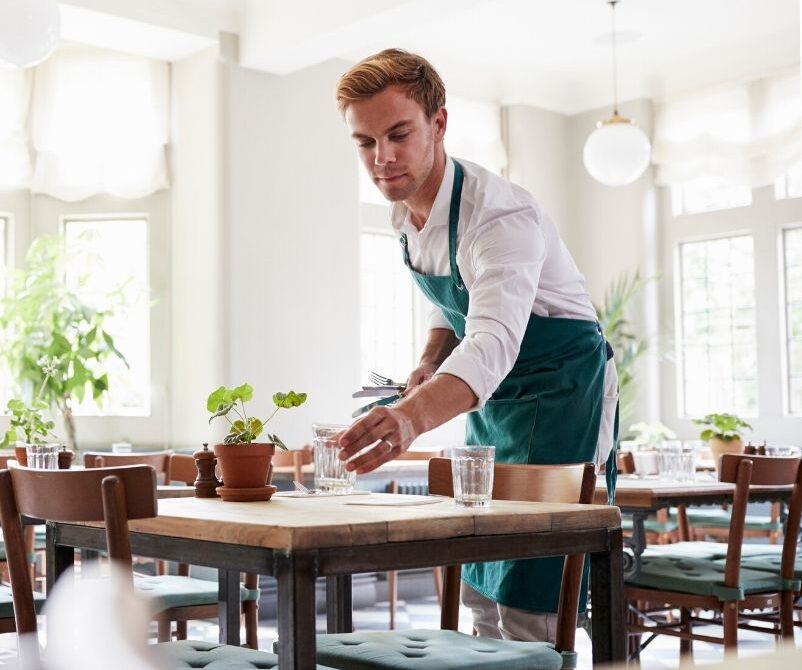 Koszule dla pracowników gastronomii. O czym trzeba pamiętać?
