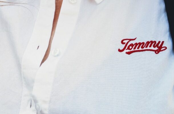 Logo firmy na koszuli biznesowej. Czy to zawsze dobry pomysł?