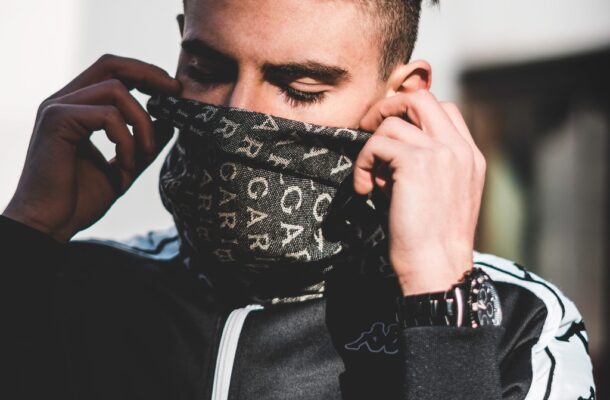 Kominy i chusty z nadrukiem. Na jakiego producenta postawić?