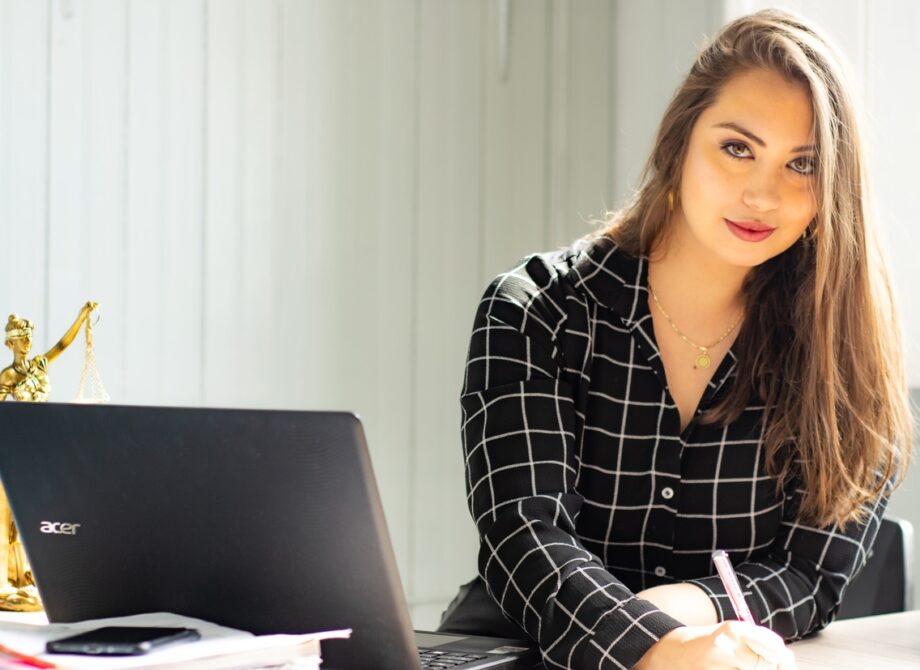 Eleganckie ubrania firmowe i ich znakowanie. Na jaką metodę się zdecydować?