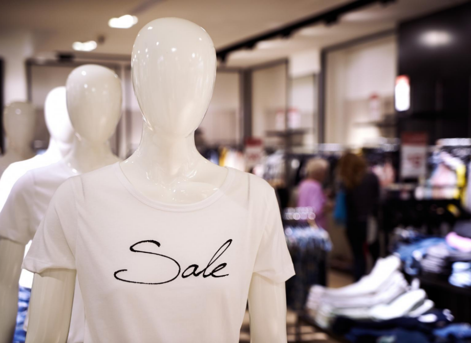 Koszulki firmowe. Jakie funkcje pełnią koszulki z nadrukiem i gdzie warto umieścić naszywkę?