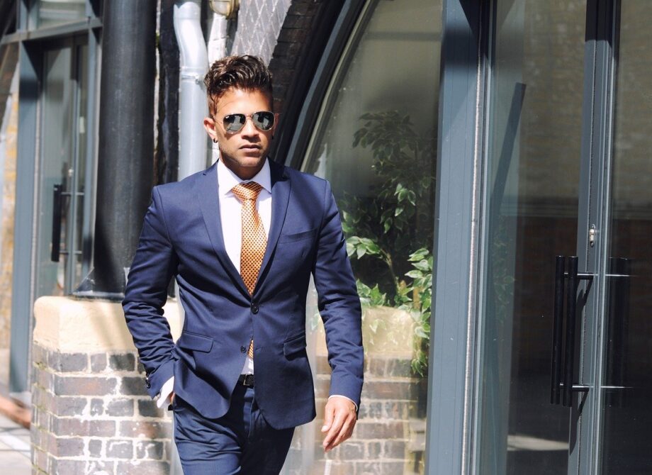 W biurze i delegacji. Jakie ubrania firmowe warto ozdobić haftem komputerowym?