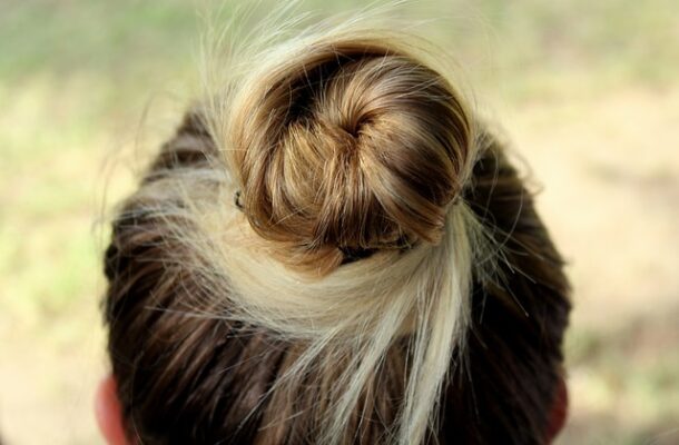 Szybkie upięcia włosów do pracy – postaw na szyk i elegancję!