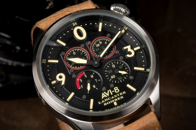 Zegarek Lancaster Bomber z motywami lotniczymi AVI-8 na brązowym skórzanym pasku z czarną tarczą