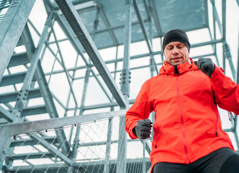 Softshell 4F dla pracowników. Kiedy warto się na niego zdecydować?