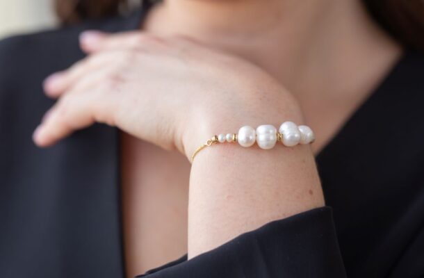 Jak nosić perły w pracy? 10 wskazówek dla biurowego stylu