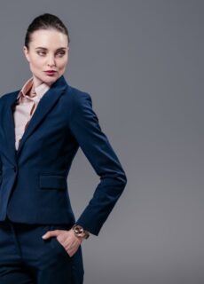 Garnitur damski. Na jakie okazje pasuje ten element garderoby?