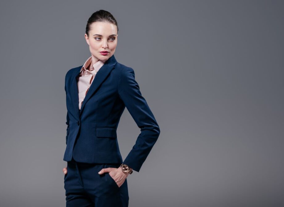 Garnitur damski. Na jakie okazje pasuje ten element garderoby?