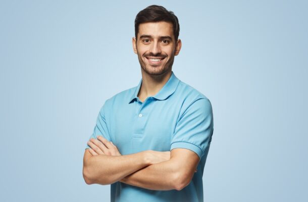 Chcesz wyglądać dobrze w koszulce polo? Stylowi mężczyźni zawsze przestrzegają tych zasad!