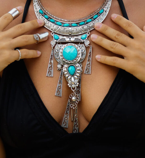 Jaki naszyjnik do dekoltu V? Wybierz idealne dodatki, które podkreślą Twój styl