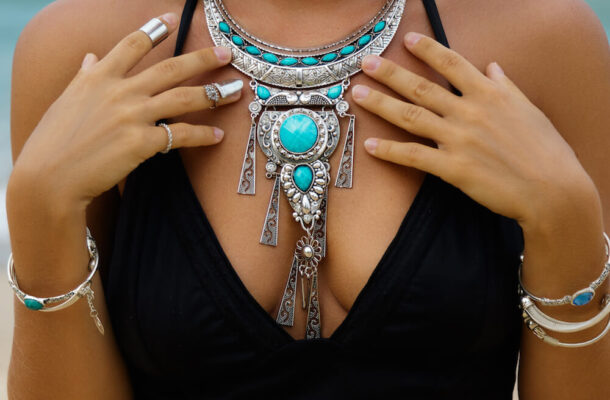 Jaki naszyjnik do dekoltu V? Wybierz idealne dodatki, które podkreślą Twój styl