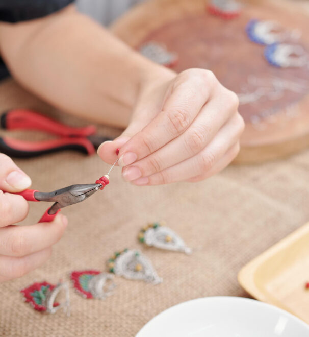 Jak zacząć robić biżuterię w domu? Poradnik dla początkujących