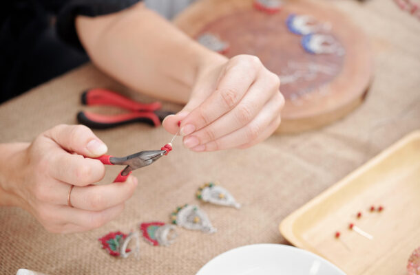 Jak zacząć robić biżuterię w domu? Poradnik dla początkujących