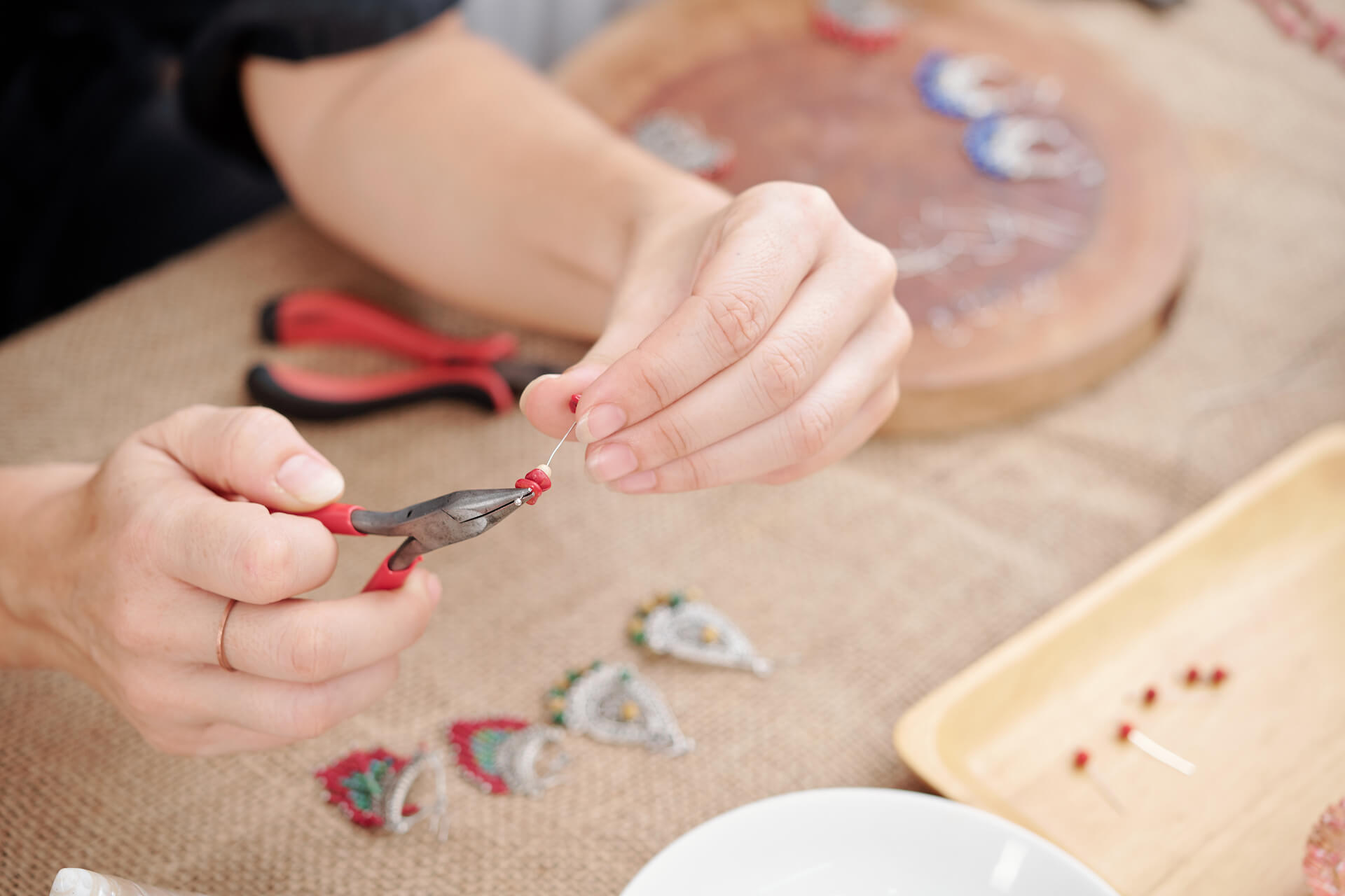 Jak zacząć robić biżuterię w domu? Poradnik dla początkujących
