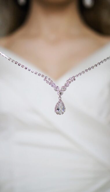 Jakie dodatki do białej sukienki wybrać? Praktyczny poradnik