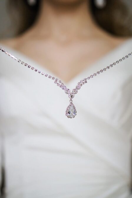 Jakie dodatki do białej sukienki wybrać? Praktyczny poradnik