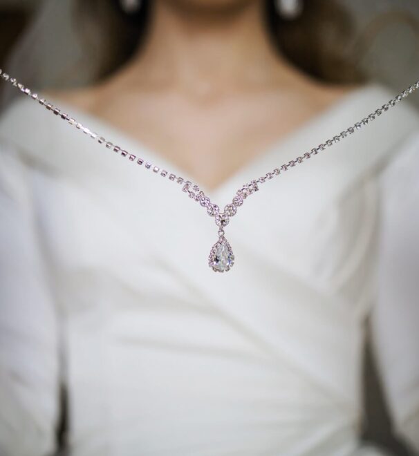 Jakie dodatki do białej sukienki wybrać? Praktyczny poradnik