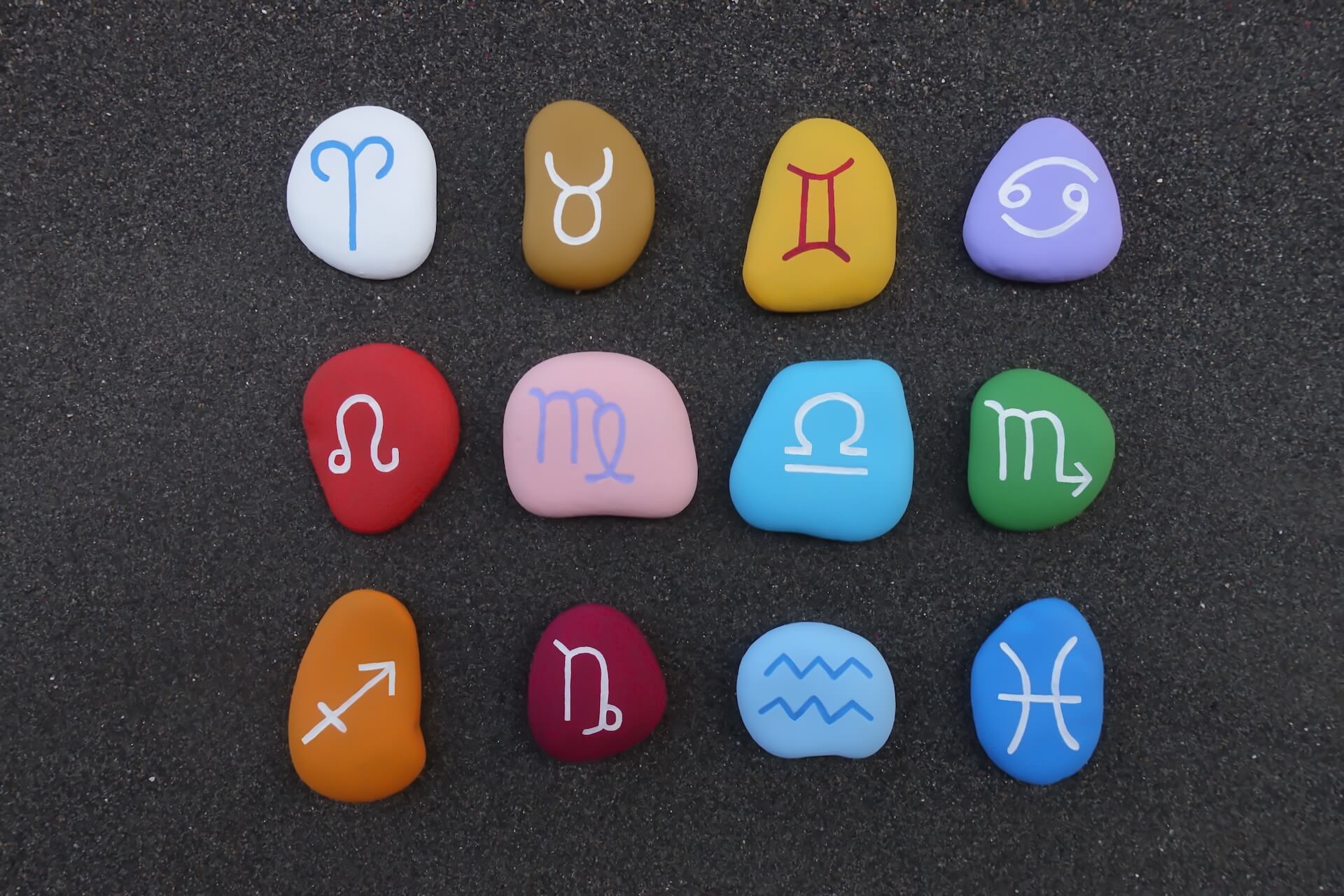 Jaki kamień do znaku zodiaku? Przewodnik po kamieniach naturalnych
