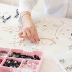 Jak zrobić bransoletkę z kamieni naturalnych? Instrukcja